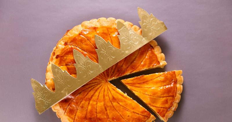 Galette des Rois en famille avec couronne et fève, célébration evenement en janvier